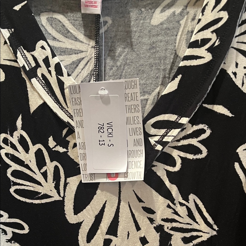LuLaRoe Black and Cream Leaf Pattern Long Sleeve Top - Picture 2 of 5